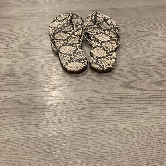 Snakeskin double strap flip flops, size 9, hard sole, in perfect condition - Picture 5 of 5